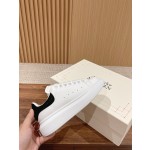 Serie di scarpe bianche McQueen