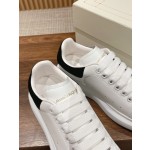 Serie di scarpe bianche McQueen