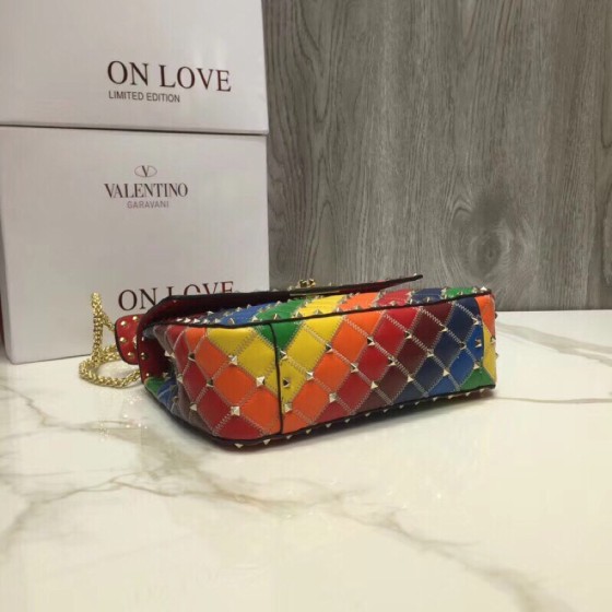 Valentino Fan Bingbing with the same handbag Model: V0122