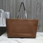 Valentino Garavani Rockstud Shopping Bag in Calfskin, V007
