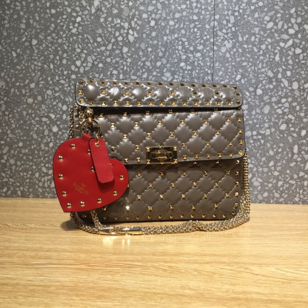 Valentino quilted embroidery Fine workmanship and micro-rivet inlay Model: 0122