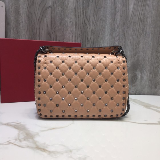 Valentino quilted embroidery Fine workmanship and micro-rivet inlay Model: 0122