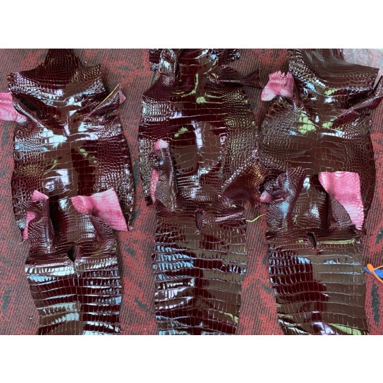 Hermès makes exclusive leather glossy American alligator: Bordeaux red