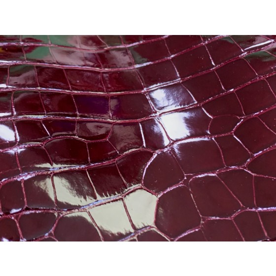 Hermès makes exclusive leather glossy American alligator: Bordeaux red