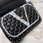 Valentino Fan Bingbing with the same handbag Model: V0122