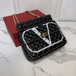 Valentino Fan Bingbing with the same handbag Model: V0122