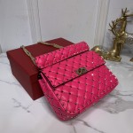 Valentino Fan Bingbing with the same handbag Model: V0122