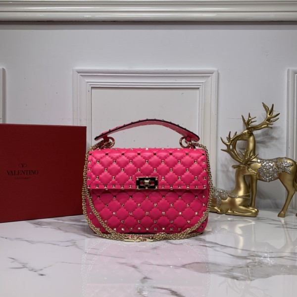 Valentino Fan Bingbing with the same handbag Model: V0122