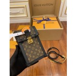 Louis Vuitton  M63913