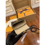 Louis Vuitton  M63913