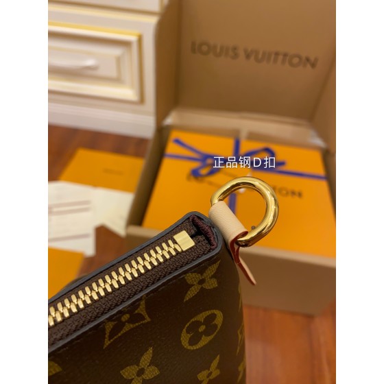 Louis Vuitton M48813