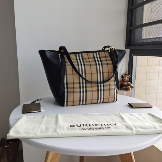 Burberry popular model number: 22585