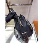 Prada's popular bucket bag 👏🏻👏🏻 1BE030
