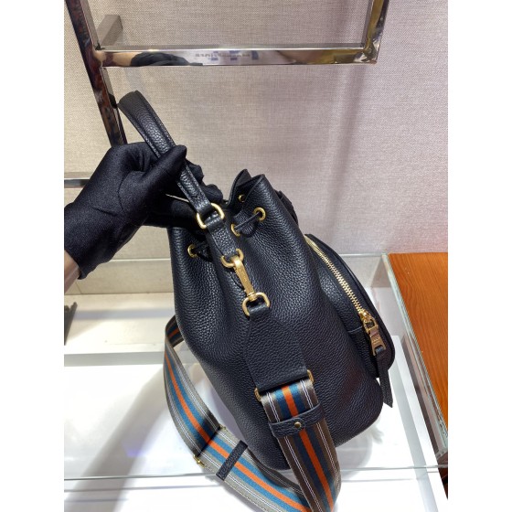 Prada's popular bucket bag 👏🏻👏🏻 1BE030
