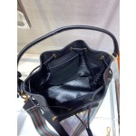Prada's popular bucket bag 👏🏻👏🏻 1BE030