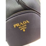 Prada's popular bucket bag 👏🏻👏🏻 1BE030