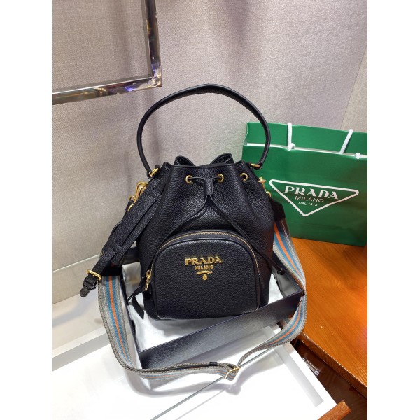 Prada's popular bucket bag 👏🏻👏🏻 1BE030