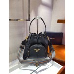 Prada's popular bucket bag 👏🏻👏🏻 1BE030