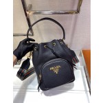 Prada's popular bucket bag 👏🏻👏🏻 1BE030