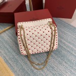 Valentino Fan Bingbing with the same handbag Model: V0122