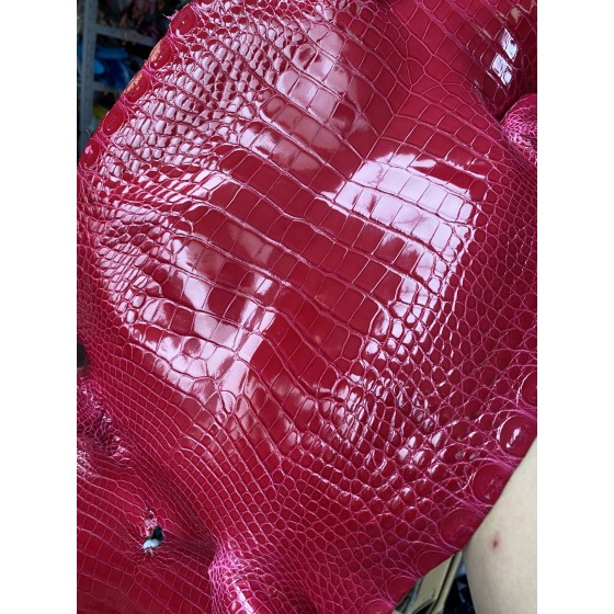 Hermès makes exclusive leather glossy American alligator: Rhododendron red