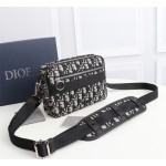 Dior   型号：1SFPO101触感牛皮革肩背包