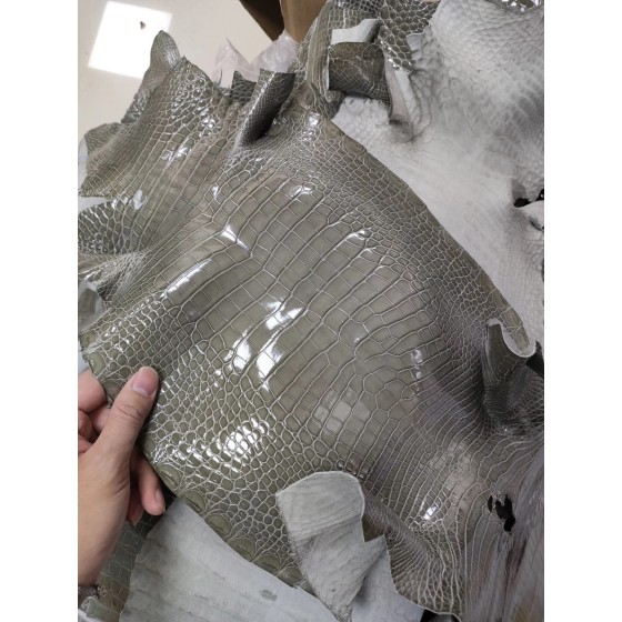 Hermès makes exclusive leather glossy American alligator: Turtle gray