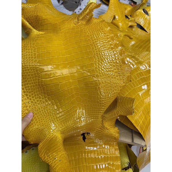 爱马仕制作专属皮革 亮面 美洲鳄 之：琥珀黄