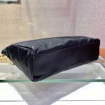 Prada vintage zipper style 🎉 1BD621