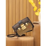 Louis Vuitton 𝙏𝙍𝙐𝙉𝙆 𝘾𝙇𝙐𝙏𝘾𝙃 soft case bag M43596