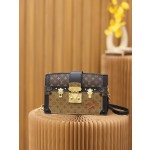 Louis Vuitton 𝙏𝙍𝙐𝙉𝙆 𝘾𝙇𝙐𝙏𝘾𝙃 soft case bag M43596