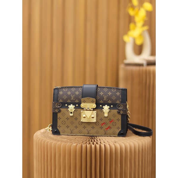 Louis Vuitton 𝙏𝙍𝙐𝙉𝙆 𝘾𝙇𝙐𝙏𝘾𝙃 soft case bag M43596