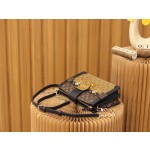 Louis Vuitton 𝙏𝙍𝙐𝙉𝙆 𝘾𝙇𝙐𝙏𝘾𝙃 soft case bag M43596