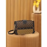 Louis Vuitton 𝙏𝙍𝙐𝙉𝙆 𝘾𝙇𝙐𝙏𝘾𝙃 soft case bag M43596