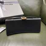 BALENCIAGA 𝐇𝐨𝐮𝐫𝐠𝐥𝐚𝐬𝐬 𝐒 The hourglass bag of the fashion world