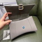 BALENCIAGA 𝐇𝐨𝐮𝐫𝐠𝐥𝐚𝐬𝐬 𝐒 The hourglass bag of the fashion world