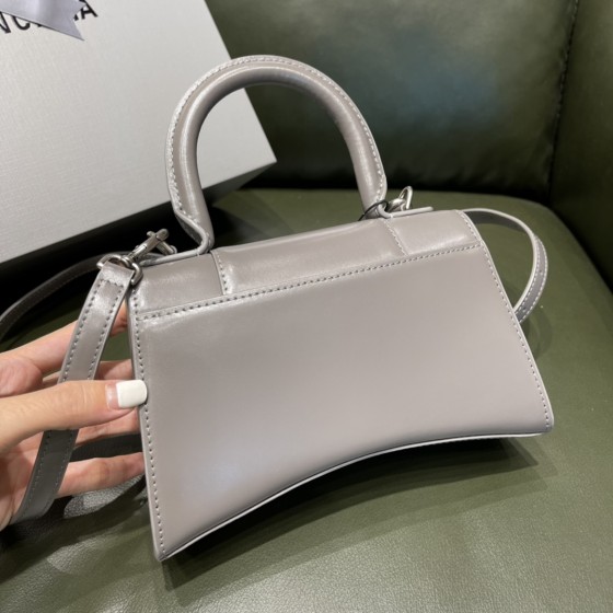 BALENCIAGA 𝐇𝐨𝐮𝐫𝐠𝐥𝐚𝐬𝐬 𝐗𝐒 The hourglass bag of the fashion world