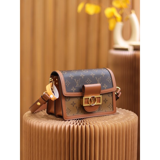 Louis Vuitton𝘿𝘼𝙐𝙋𝙃𝙄𝙉𝙀 Daphne M44580