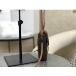 CELINE 𝑇𝑟𝑎𝑛𝑔𝑙𝑒 〰 Triangle bag model: 195902