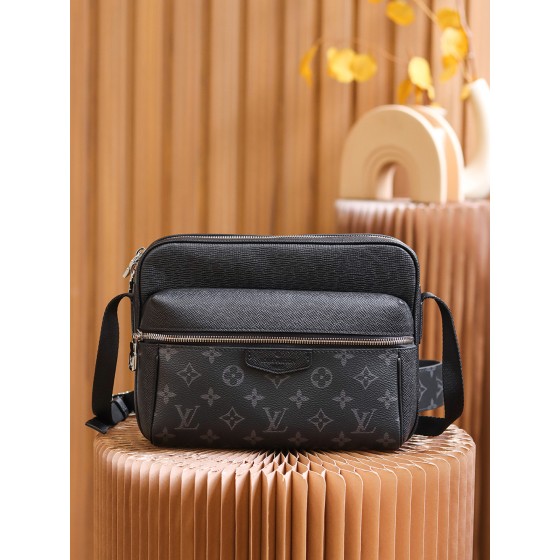 Louis Vuitton 𝙊𝙐𝙏𝘿𝙊𝙊𝙍 messenger bag M30233