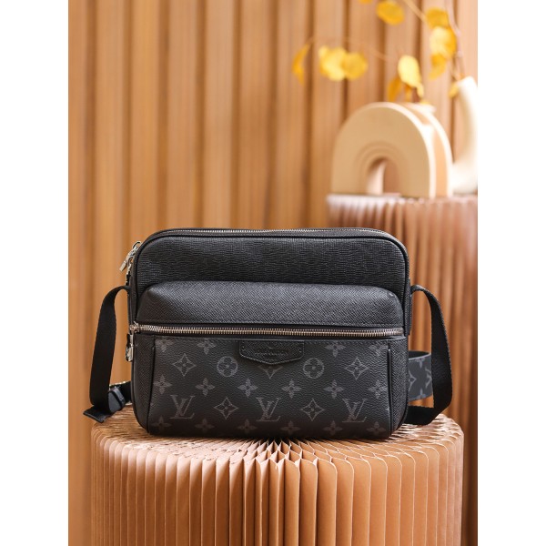 Louis Vuitton 𝙊𝙐𝙏𝘿𝙊𝙊𝙍 messenger bag M30233