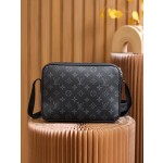 Louis Vuitton 𝙊𝙐𝙏𝘿𝙊𝙊𝙍 messenger bag M30233
