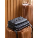 Louis Vuitton 𝙊𝙐𝙏𝘿𝙊𝙊𝙍 messenger bag M30233