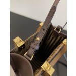 FENDI's latest suede fabric tortoiseshell portable crossbody cute