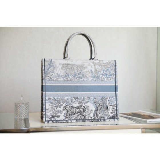 DIOR TOTE Gradient Tiger