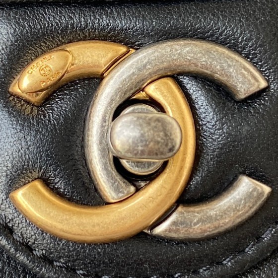 CHANEL Pearl Hairpin Micro Seal Bag Model. 2979