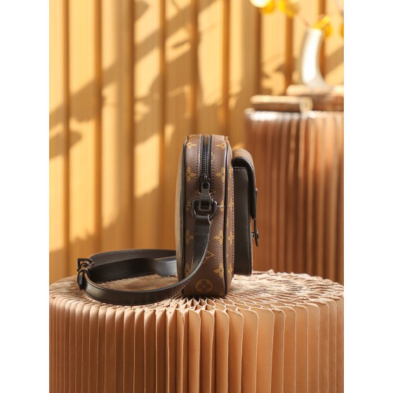 Louis Vuitton 𝐂𝐇𝐑𝐈𝐒𝐓𝐎𝐏𝐇𝐄𝐑 camera bag M69404