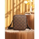 Louis Vuitton 𝐂𝐇𝐑𝐈𝐒𝐓𝐎𝐏𝐇𝐄𝐑 camera bag M69404