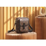 Louis Vuitton 𝐂𝐇𝐑𝐈𝐒𝐓𝐎𝐏𝐇𝐄𝐑 camera bag M69404