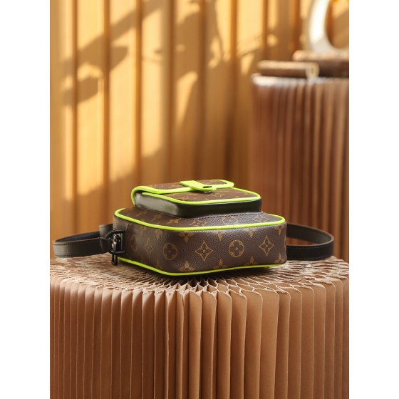 Louis Vuitton 𝐂𝐇𝐑𝐈𝐒𝐓𝐎𝐏𝐇𝐄𝐑 camera bag M69404